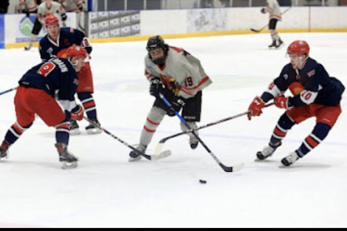 TuktoyaktukSA国际影视传媒檚 Hunter Gruben stickhandles his way through three players while playing with the Pueblo Bulls last year. The Beaufort Delta Athlete has signed on with the Utah Altitude for its first year in the league. Eric Bowling/NNSL photo