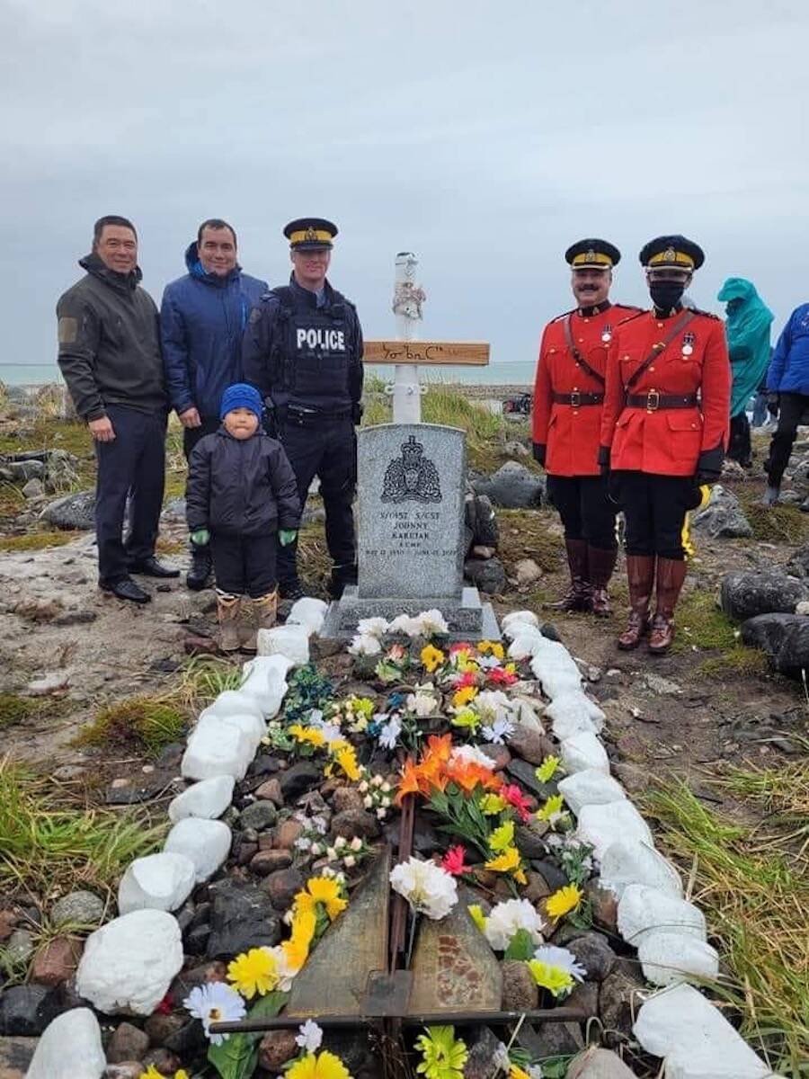 26520167_web1_210922-kiv-grave-arviat_2