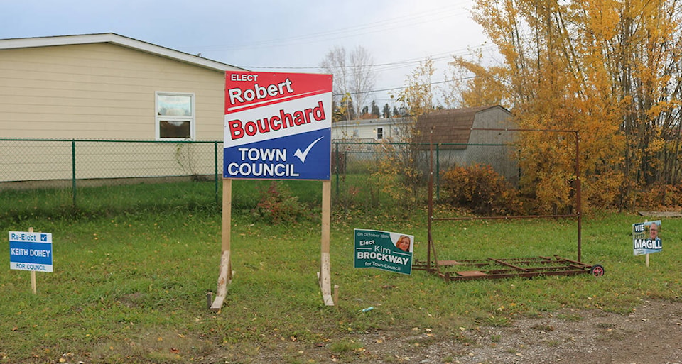 26699601_web1_211006-HAY-CandidateForum-signs_1