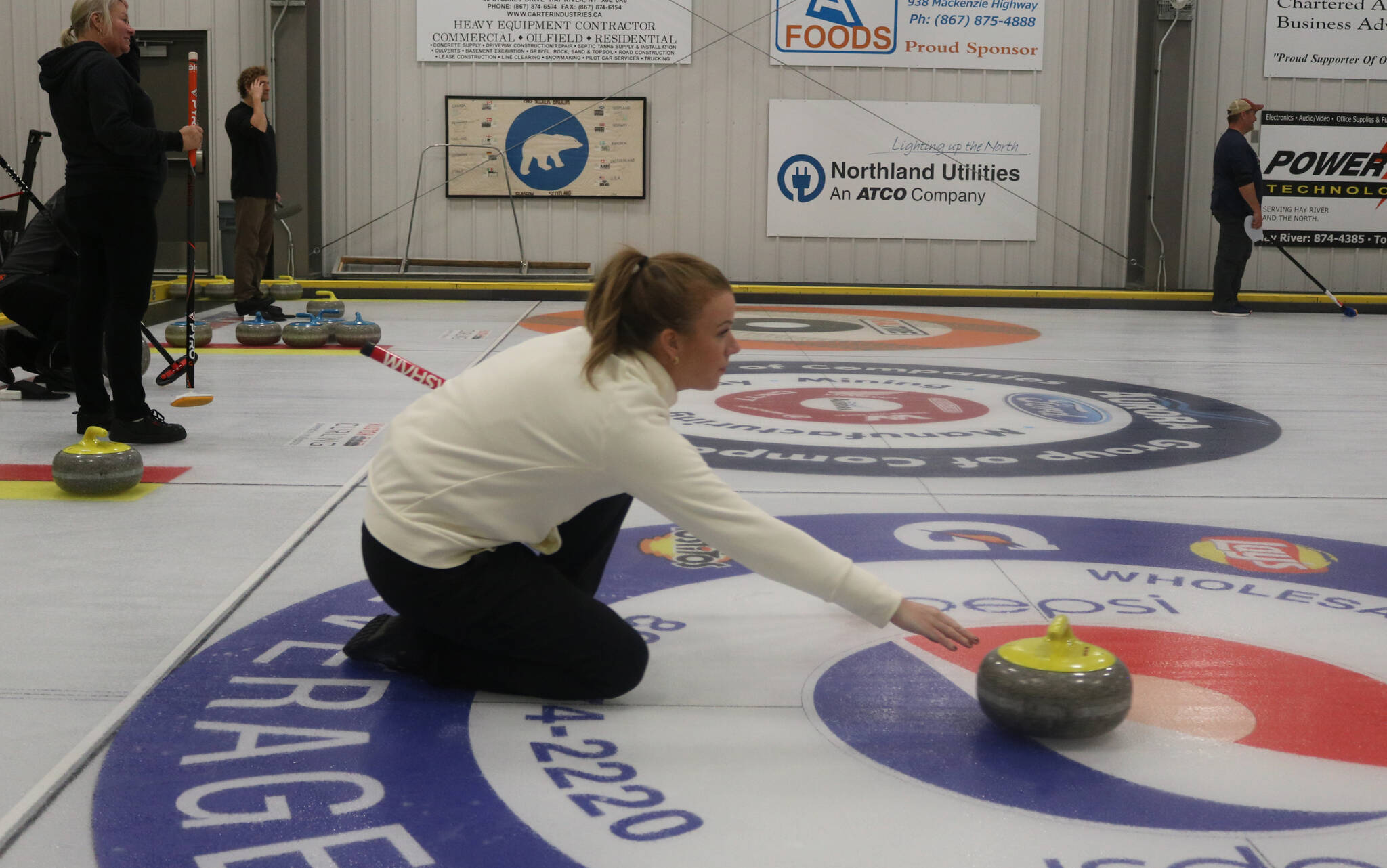 26851881_web1_211020-HAY-CurlingNight-curling_2