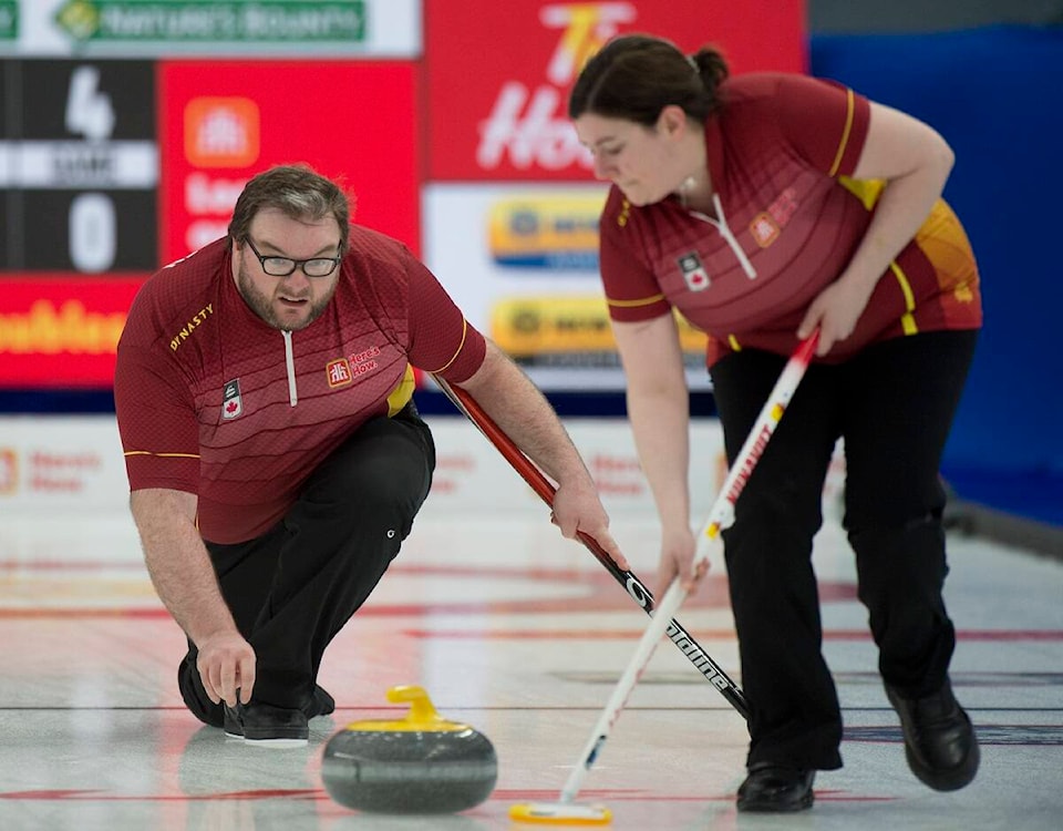 26988272_web1_211101-NUN-MixedCurling-VanStrien_1