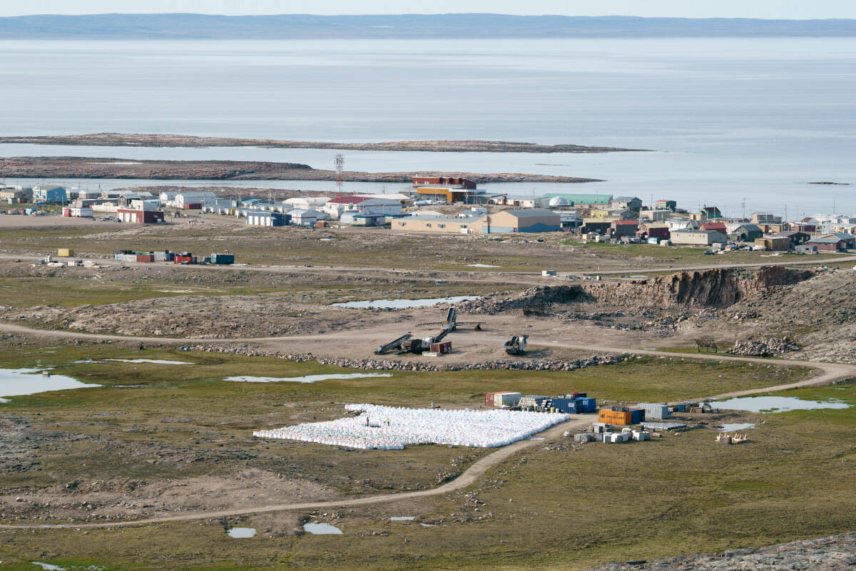 釗傖拫釚呩惛釗枙釖п懄 釕曖悈釙椺枔 North Arrow Minerals聮 釔冡搨釖嬦敪釚撫搫釕 2,000-釕曖搻釗 釔嗎拑釕愥晪釙愥搨釙愥挧釕 釔贬摃釙嗎悐釚戓敧釚 釔贬敪釙囜枀釕曖悈釗氠悈釚呩憥釗摋釖 釔娽捇釖 釔呩憰釚呩懎釗摋釕庒拑 釔呩摨釘悈釗傖悐釙愥搨釚撫搨 釗囜悈釘懄 釗挕釘枔釗勧懄 釔呩摨釗曖悈釘踞敪釔呩搨釔娽枀釕愥挜 釔呩挜釔娽晲釘悐釙愥挧釕, 釗勧搰釗曖悈釘枀 釗囜悈釘搨 10 釕摏釖メ憪釕册摯釚曖挜 釔呩枔釗拑釕庒拫釙椺枀.Looking south towards the North Arrow Minerals聮 laydown area after the 2,000-tonne sampling program was complete and awaiting transport to Naujaat聮s beach to be loaded on the sealift. The community of Naujaat is less than 10 kilometres away. Photo courtesy of Dave Pickston
