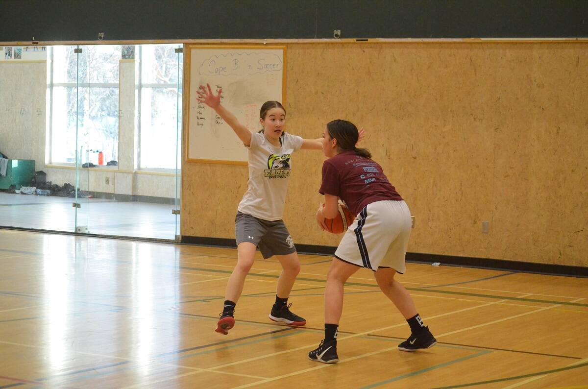 Chizuko Robson-Hamilton, left, throws up a guard against Reanna Brownlee during the U19 Eagles Basketball tryouts at St. Pats Gymnasium on Saturday. James McCarthy/窪蹋勛圖厙 photo