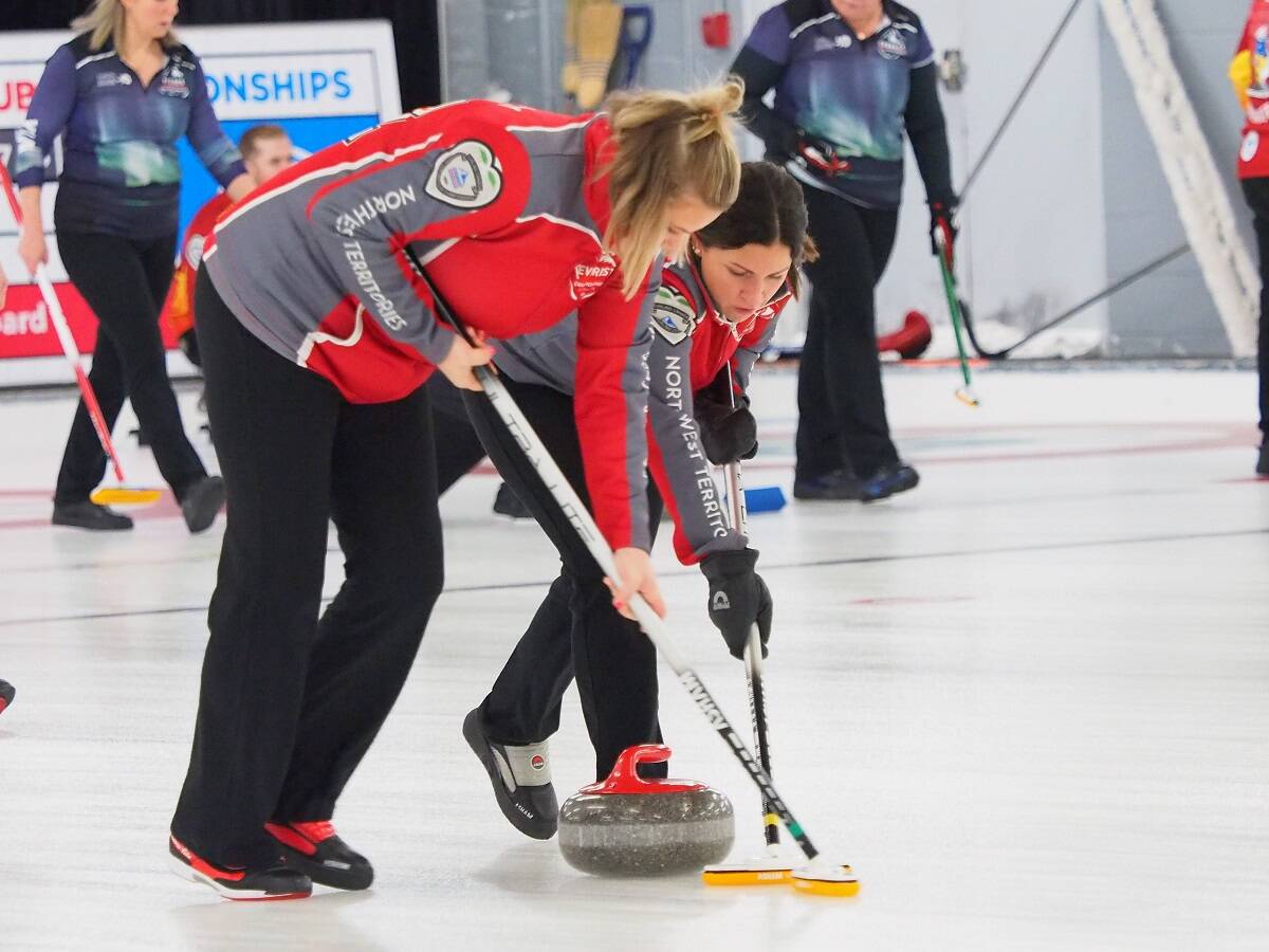 27373938_web1_211203-YEL-CurlingSpread-Nationals_4