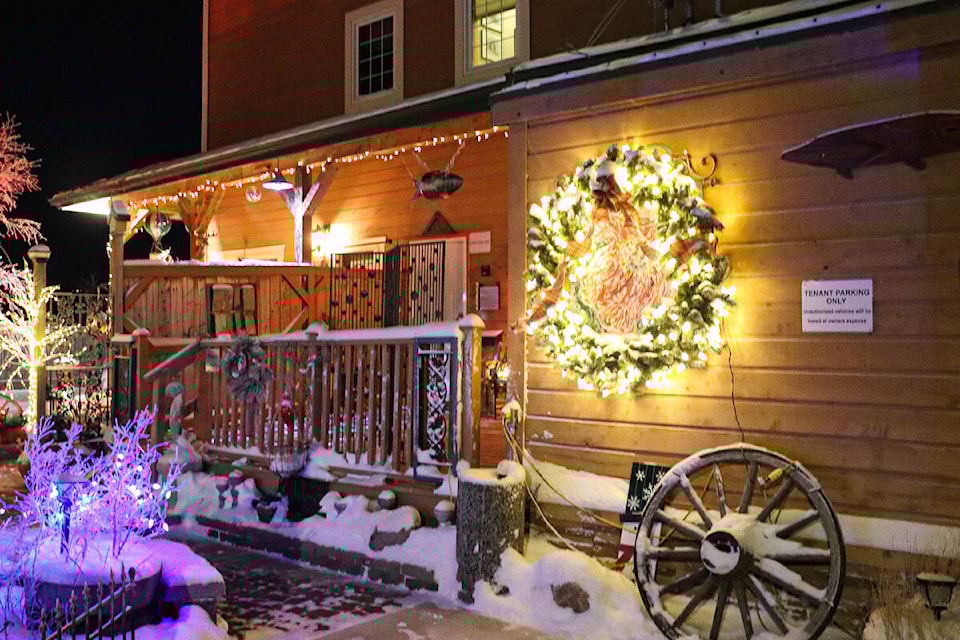 27381661_web1_211203-YEL-HolidayLights-HolidayLights_2