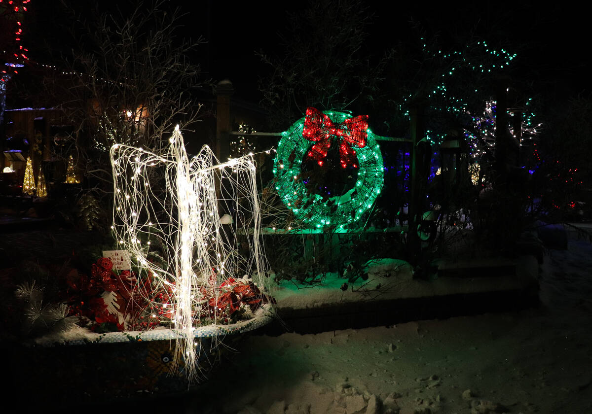 27381661_web1_211203-YEL-HolidayLights-HolidayLights_4