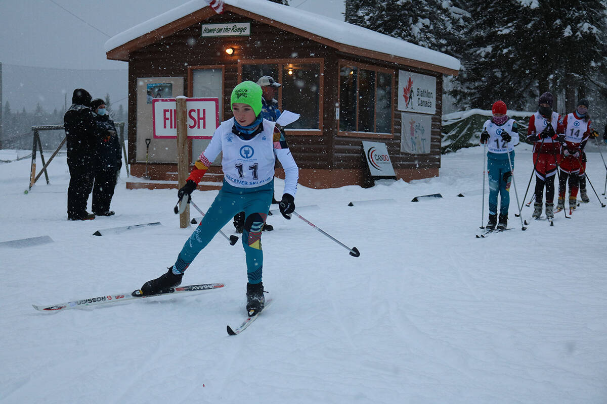 Dashing from the starting line is Kaleb Major of Yellowknife on Dec. 11. Simon Whitheouse/窪蹋勛圖厙 photo