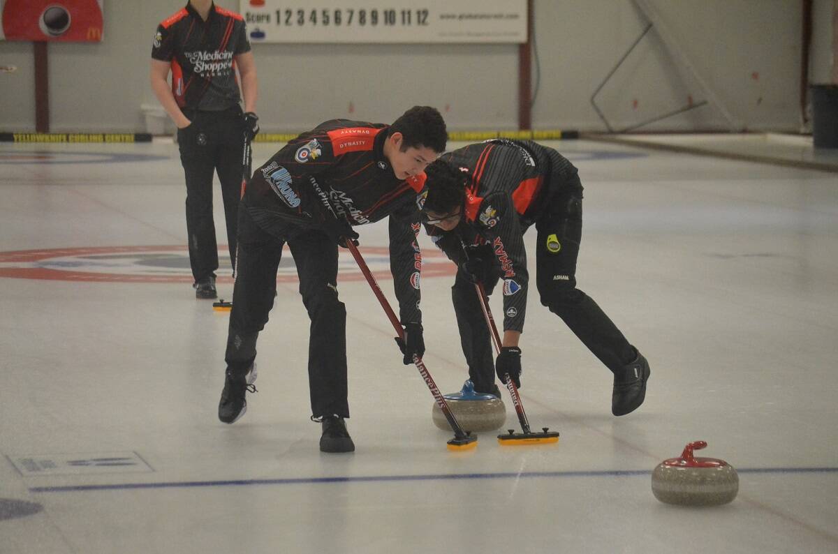 Ian Gau, left, and Tasir Bhuiyan put down the brooms on a Jullian Bowling delivery. James McCarthy/ºÚÁϳԹÏÍø photo