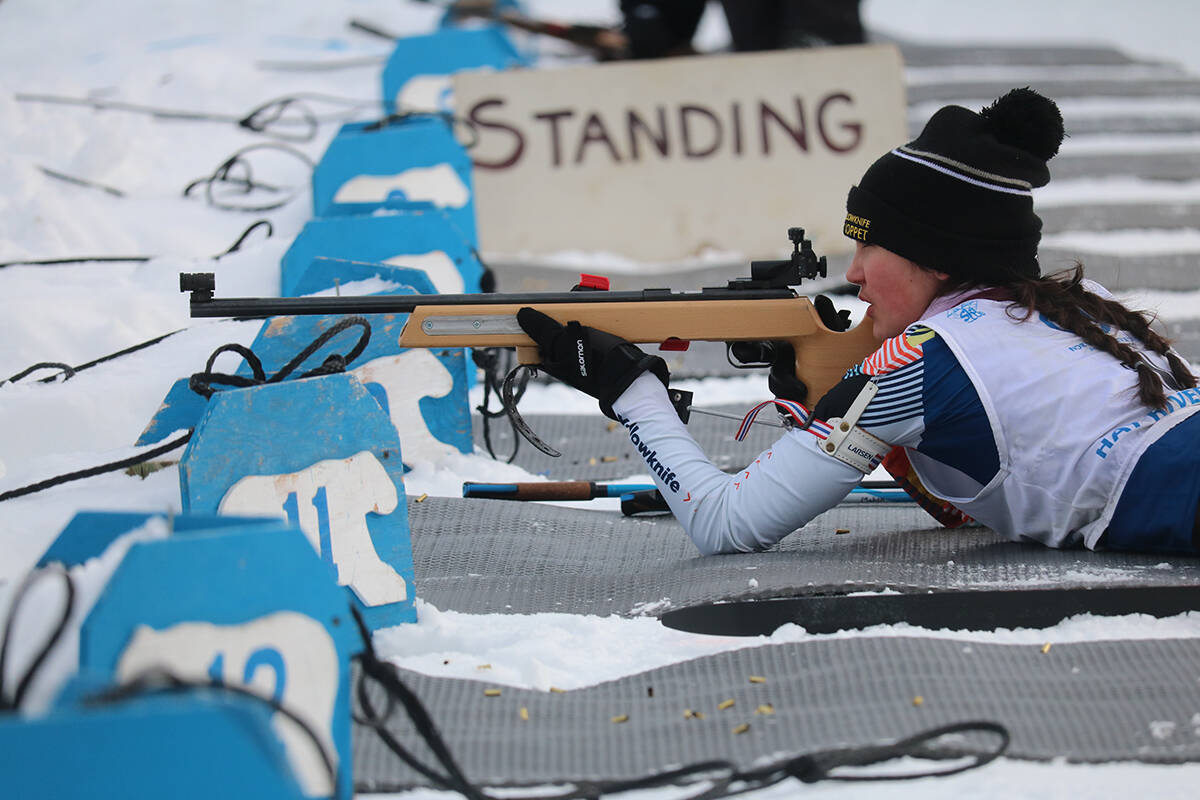 Neve Mahon takes aim at a target in the prone position. Simon Whitehouse/ºÚÁϳԹÏÍø photo