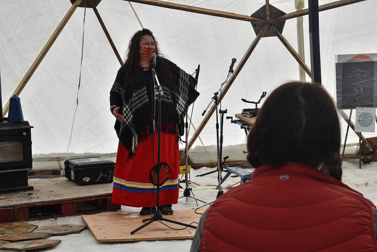 Shar Williams holds the focus of those who came out to the Yellowknife Artists聮 Cooperative Dome. Ethan Butterfield/NNSL photo