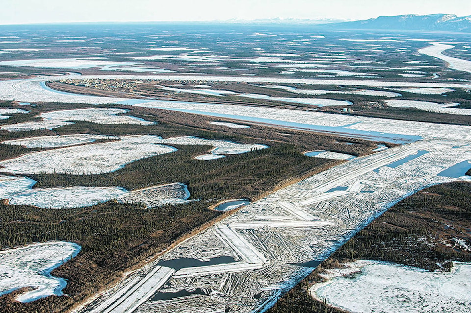 28875734_web1_210603-INU-AklavikEldersEvacuated-iceroad_1