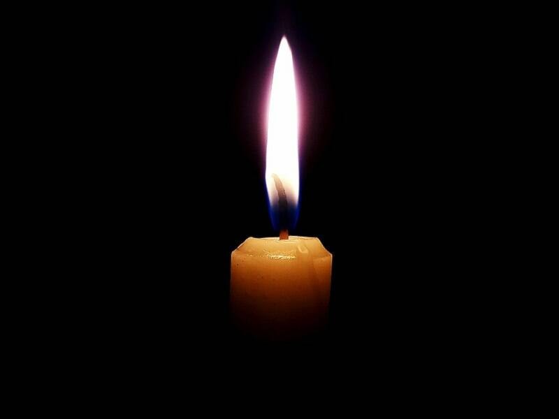 28925195_web1_220427-YEL-labourviews-candle_1