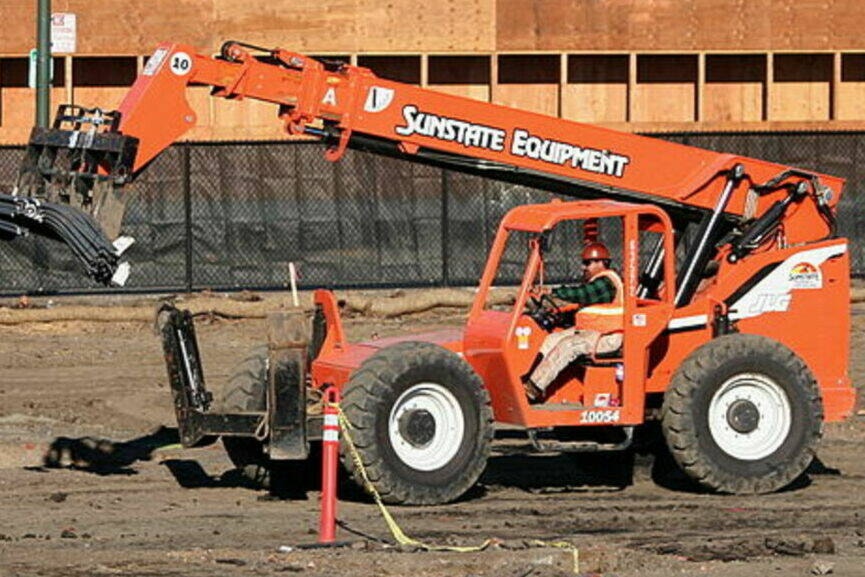 28935952_web1_220502-NNO-FortSimpson-Telehandler_1