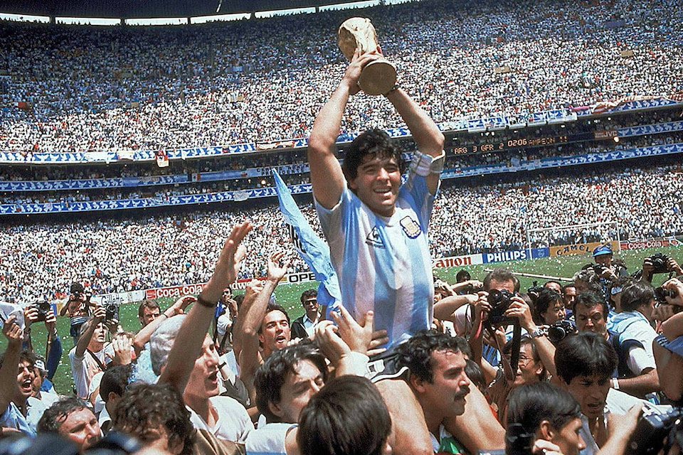 29030360_web1_TSR-Obit-Maradona-EDH-201126