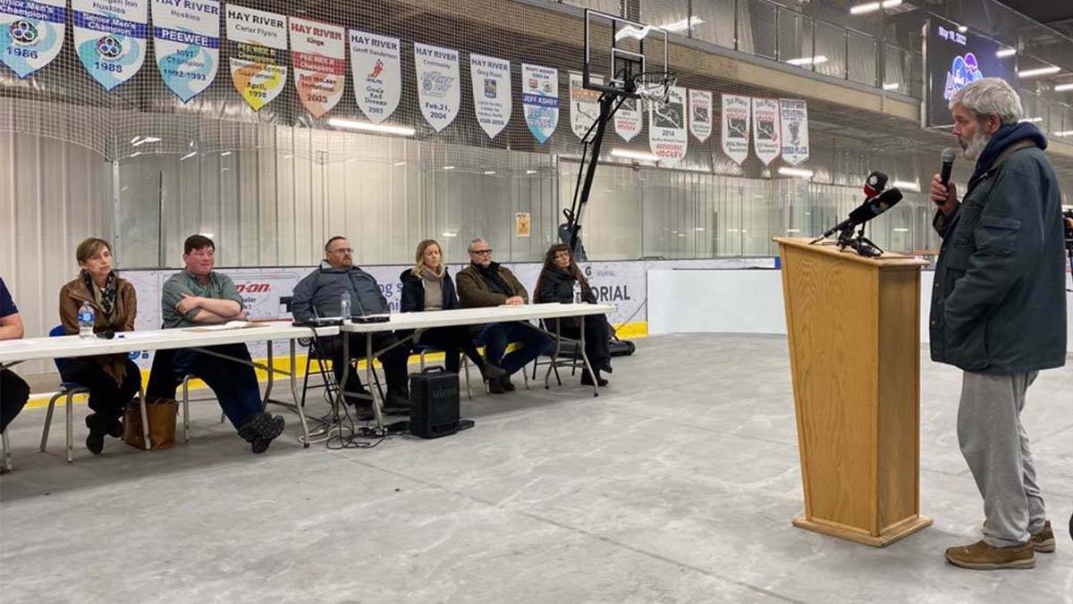 Mark Lyon addresses staff and council during the town聮s public informatoin meeting at the Aurora Ford Arena, May 10. photo by Diana Smith