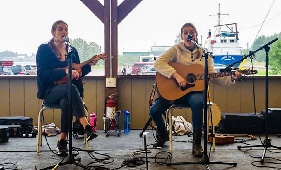 29399086_web1_220610-NNO-HayDaysCancelled-SmithSisters_1