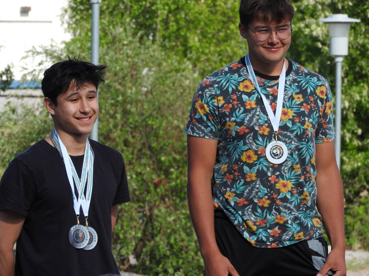 Yellowknifes Brendan McAllister, left, picked up a silver in the junior male individual pole push while Ty Lafferty of Behchoko powered his way to gold. Derek Neary/窪蹋勛圖厙 photo