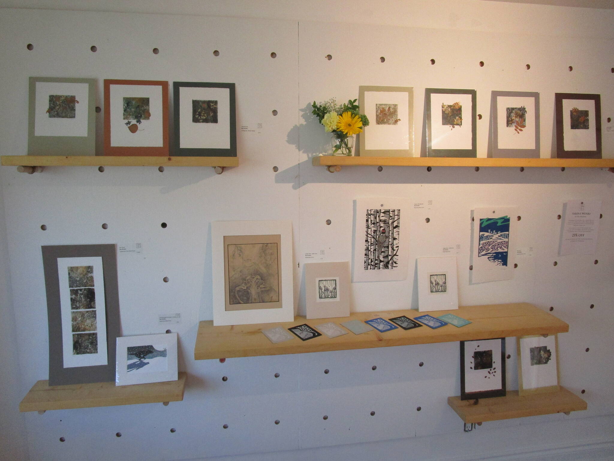 A wall of art on display inside The Gallery On 47th Street. Jonathan Gardiner/窪蹋勛圖厙 photo.
