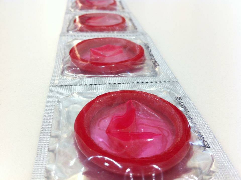 30313988_web1_220909-YEL-Syphilis-condom_1