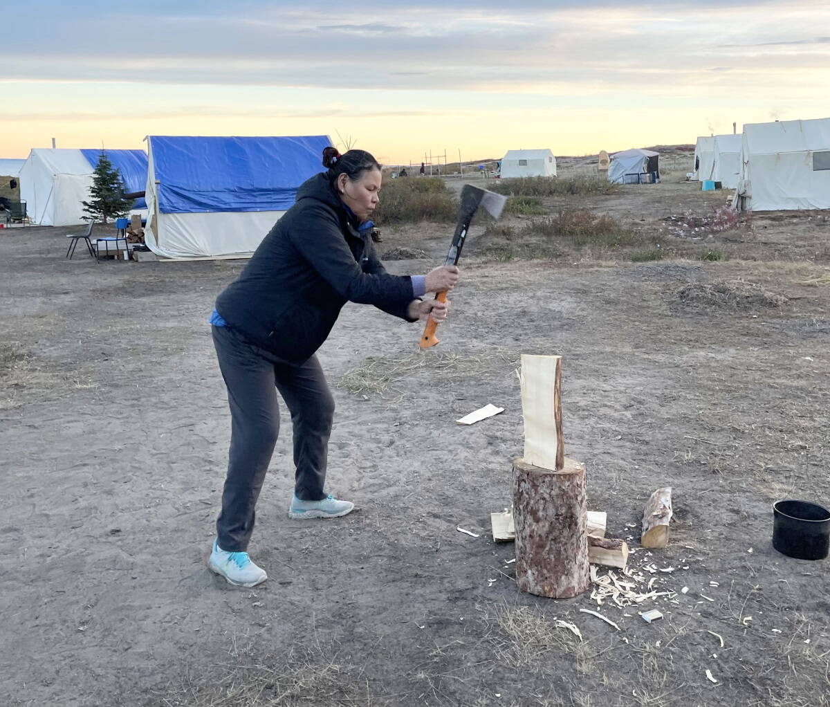 Jean Erasmus splitting her wood in the women聮s tea boiling competition. Photo by Roy Erasmus