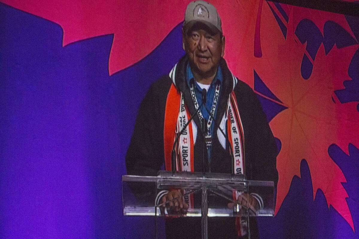 Hans Lennie addresses the crowd after accepting the award on his fatherSA国际影视传媒檚 behalf. Eric Bowling/NNSL photo