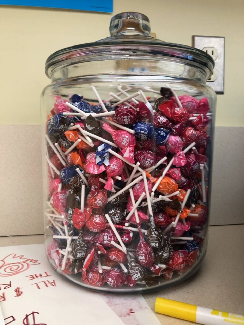 Students at Ecole St. Pat聮s High School had the chance to guess how much candy was in a jar like this as part of a fundraiser at the school earlier this month. Photo courtesy of Kenzie McCarthy