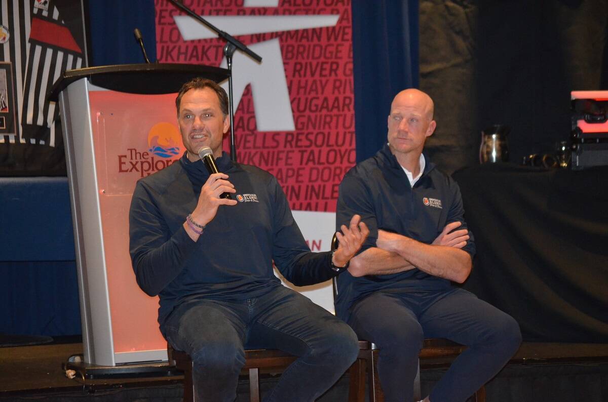 Jason Strudwick, left, and Jason Chimera share stories about their time in the National Hockey League during the hot stove portion of the evening. James McCarthy/窪蹋勛圖厙 photo