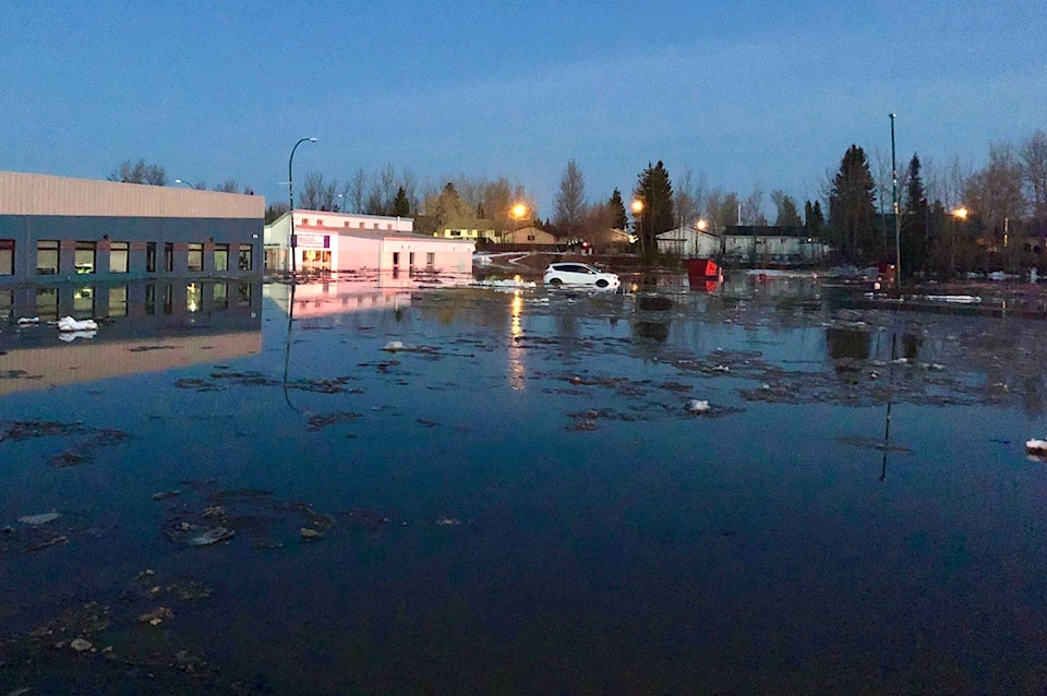 30800366_web1_220512-CPW-flood-evacuates-Hay-River-flood_1