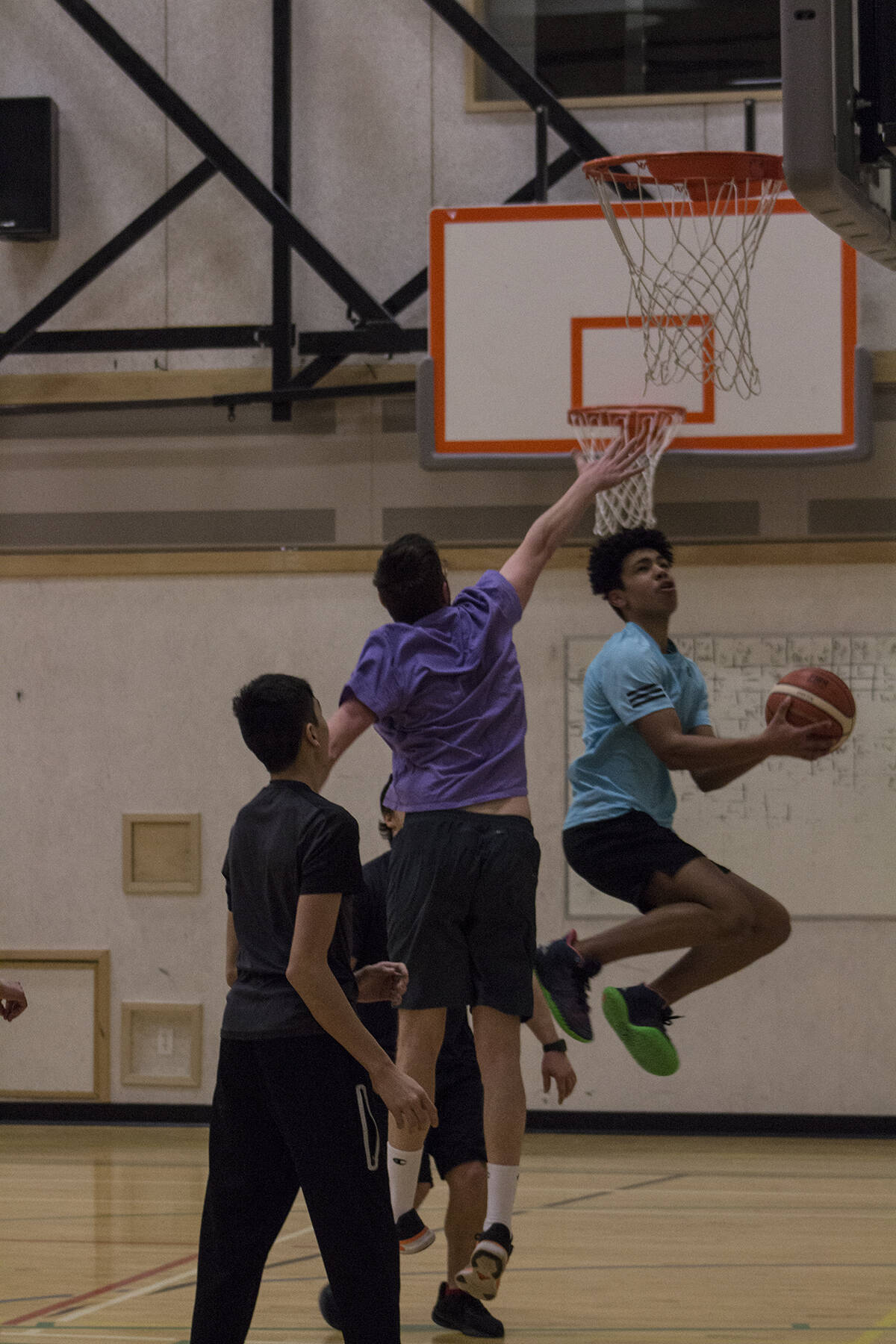 Deszo Garaba leaps to the net, narrowly evading Jason Clark while Clyde Rogers approaches. Eric Bowling/NNSL photo