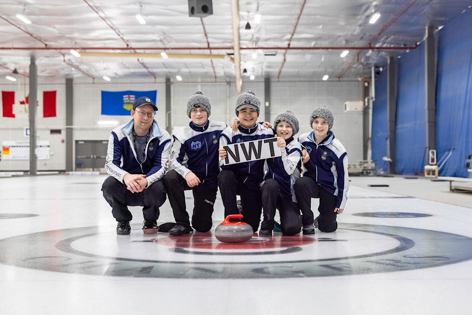 31736630_web1_230202-INU-curlingkids_4