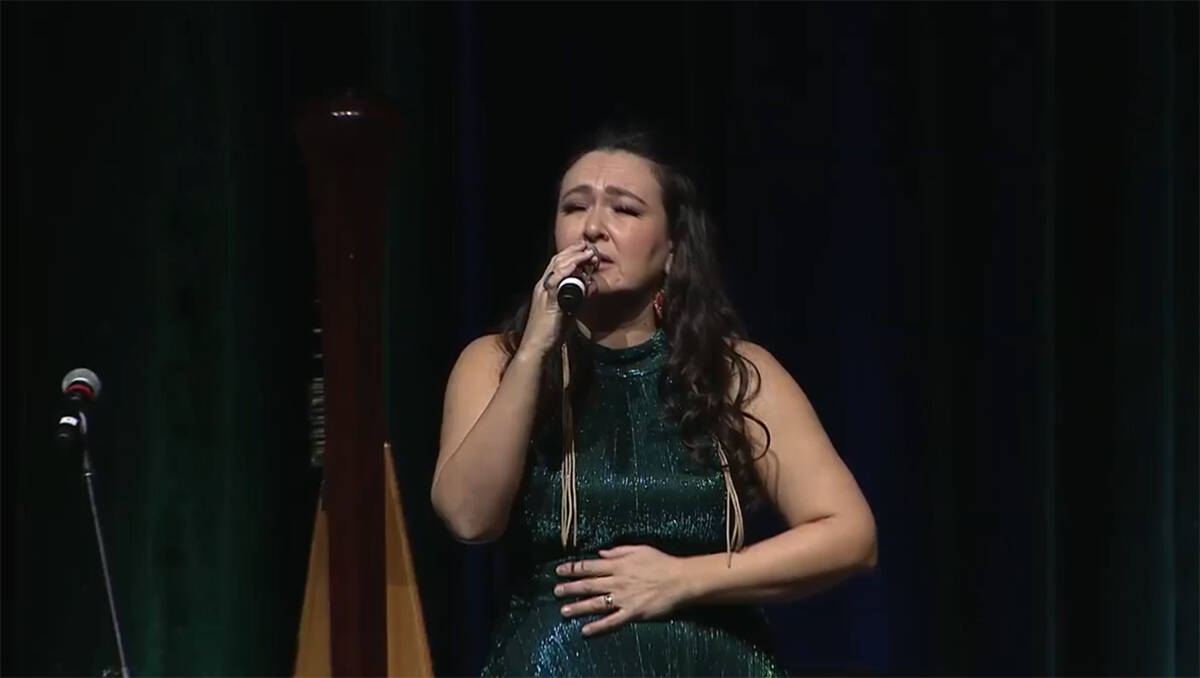 Artistic director Leela Gilday sings a song to welcome the crowd. Screenshot courtesy G煤nta Business