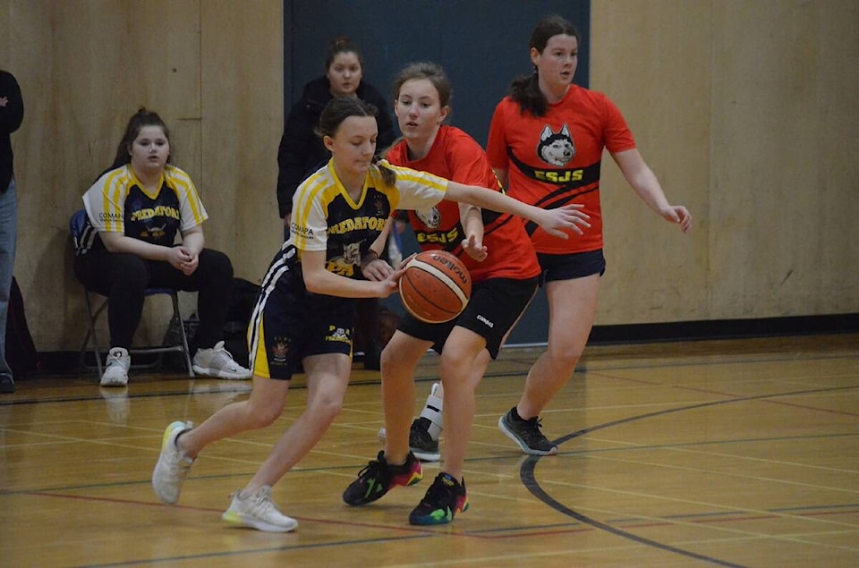 31926068_web1_230222-YEL-CagerRecap-Basketball_1