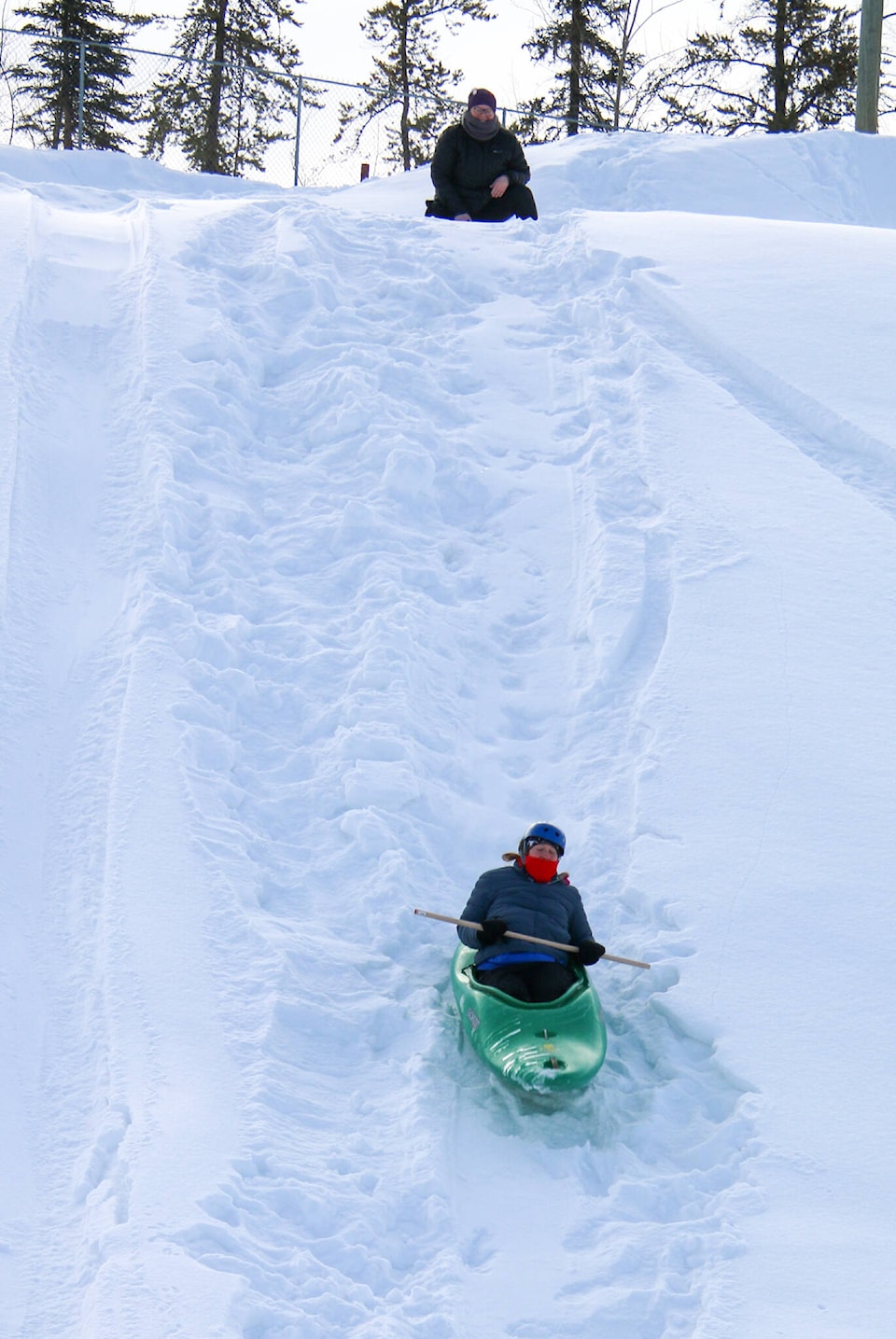 32195242_web1_230323-YEL-SnowKayak_2