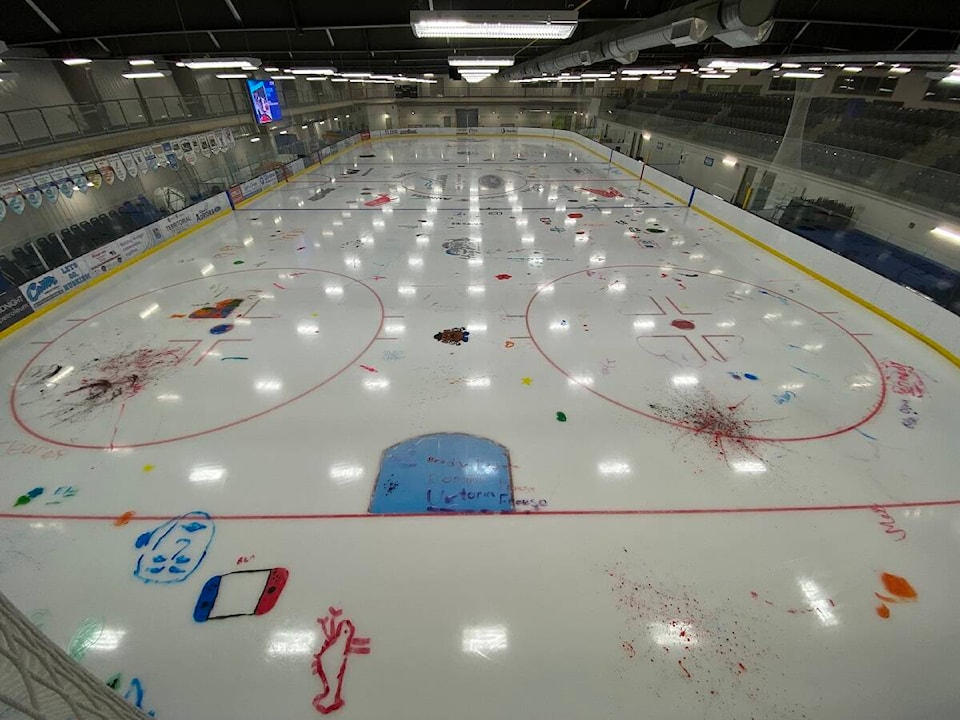 32376157_web1_230412-HAY-IcePainting-Arena_2