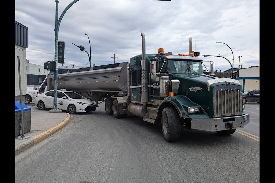 A full view of the truck and cab in the intersection of Franklin Avenue and 48 Street. Jonathan Gardiner/NNSL photo