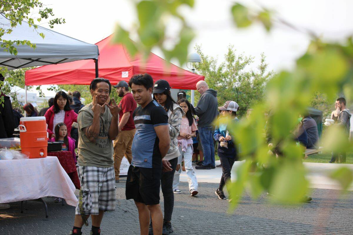 32950542_web1_230609-YEL-Farmer-sMarket-Farmer-sMarket_9