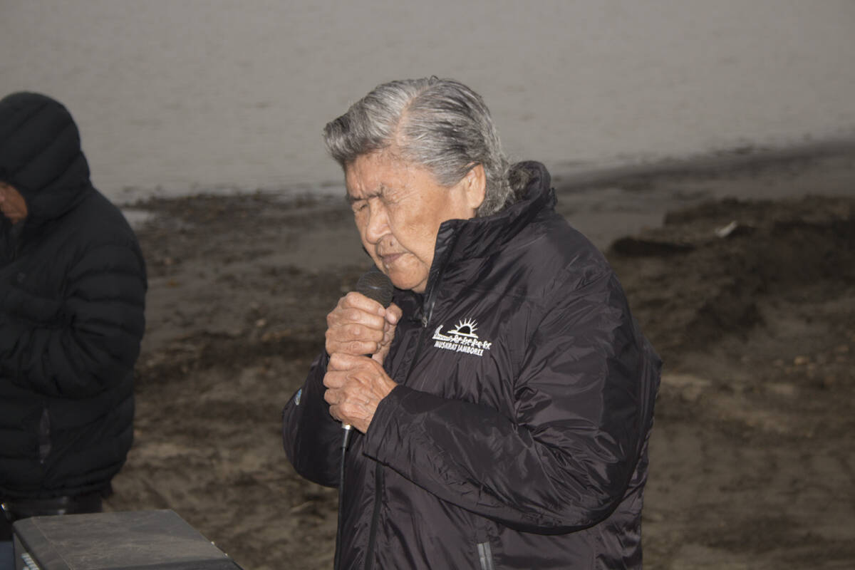 Elder Annie B. Gordon offers an opening prayer before the race begins. Eric Bowling/NNSL photo
