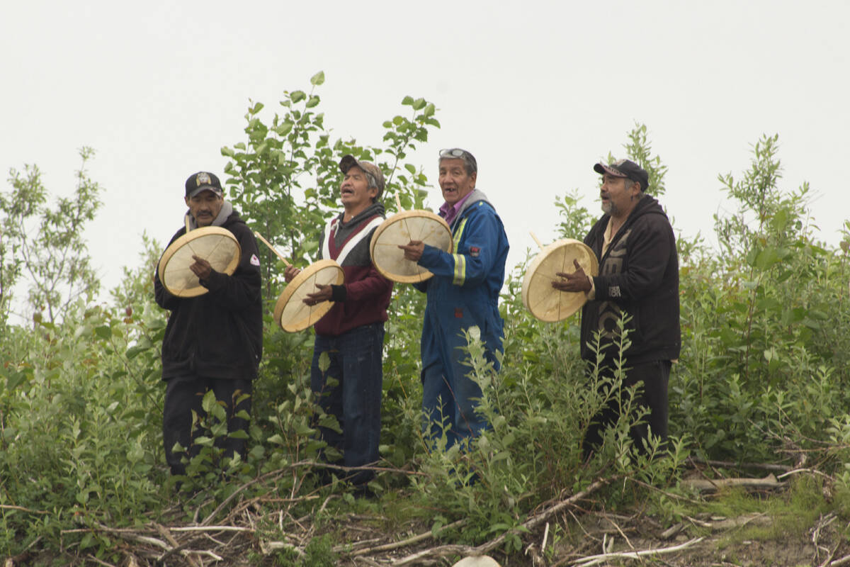 The Fort Good Hope Drummers cheer on the racers as they make their way into the main channel of the Mackenzie River system. Eric Bowling/NNSL photo