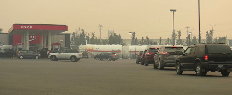 33586106_web1_230816-YEL-Yellowknife-fire-panic_3