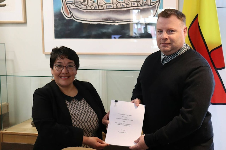 33941080_web1_220815-NUN-CollectiveAgreement-Signing_1