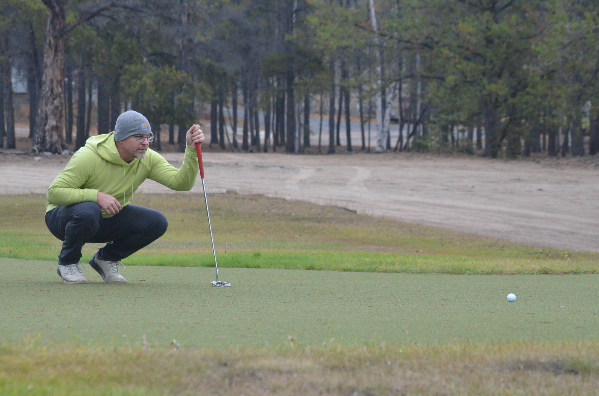 Darin Black, winner of Sundays tournament, lines up his par putt at the 14th on Monday. James McCarthy/窪蹋勛圖厙 photo