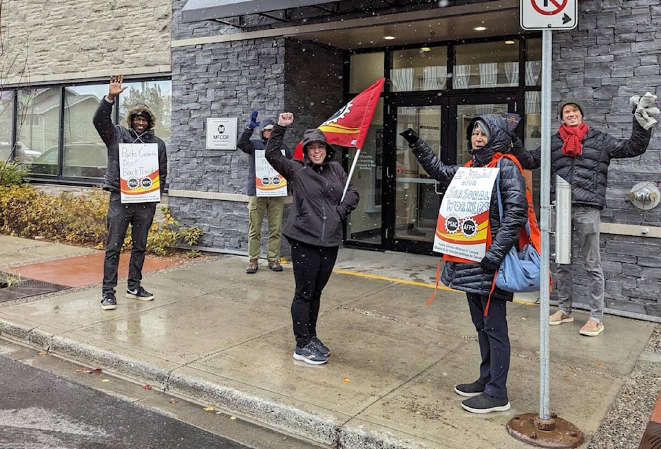 34176983_web1_Parks-Canada-rally-outside-the-Gallery-Building--1-