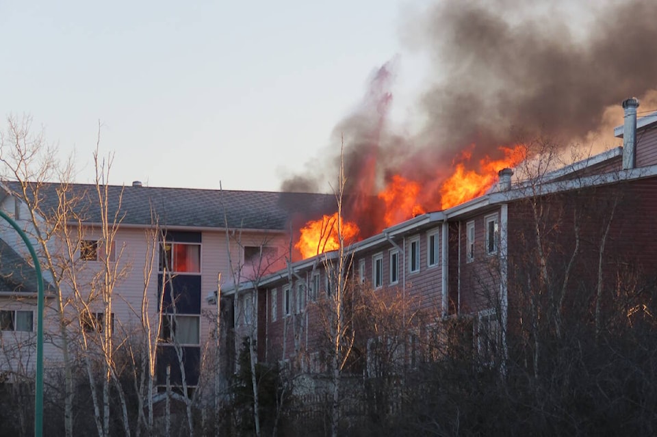 34285102_web1_231025-YEL-Franklin-apartment-fire_1