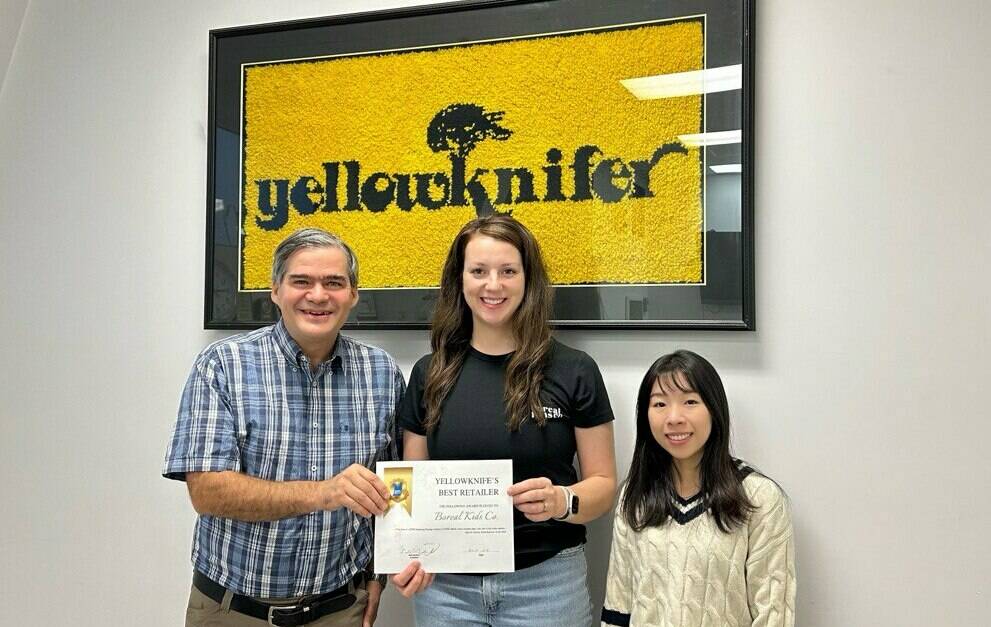 SA国际影视传媒 publisher Mike W. Bryant, left, and multimedia sales representative Athena Wong, right, present Lyric Sandhals, co-owner of Boreal Kids Consignment, with the award of Yellowknife聮s Best Retailer after receiving the most readers聮 votes. NNSL photo