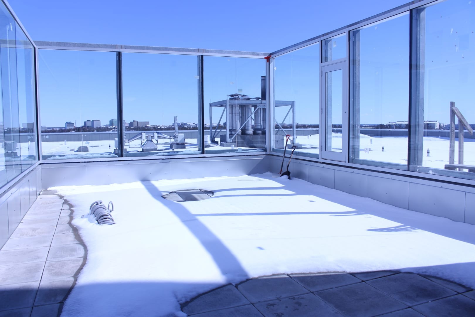 The safe and enclosed outdoor activity space for patients on the 3rd floor psychiatric wing. Brett McGarry / 窪蹋勛圖厙 photo