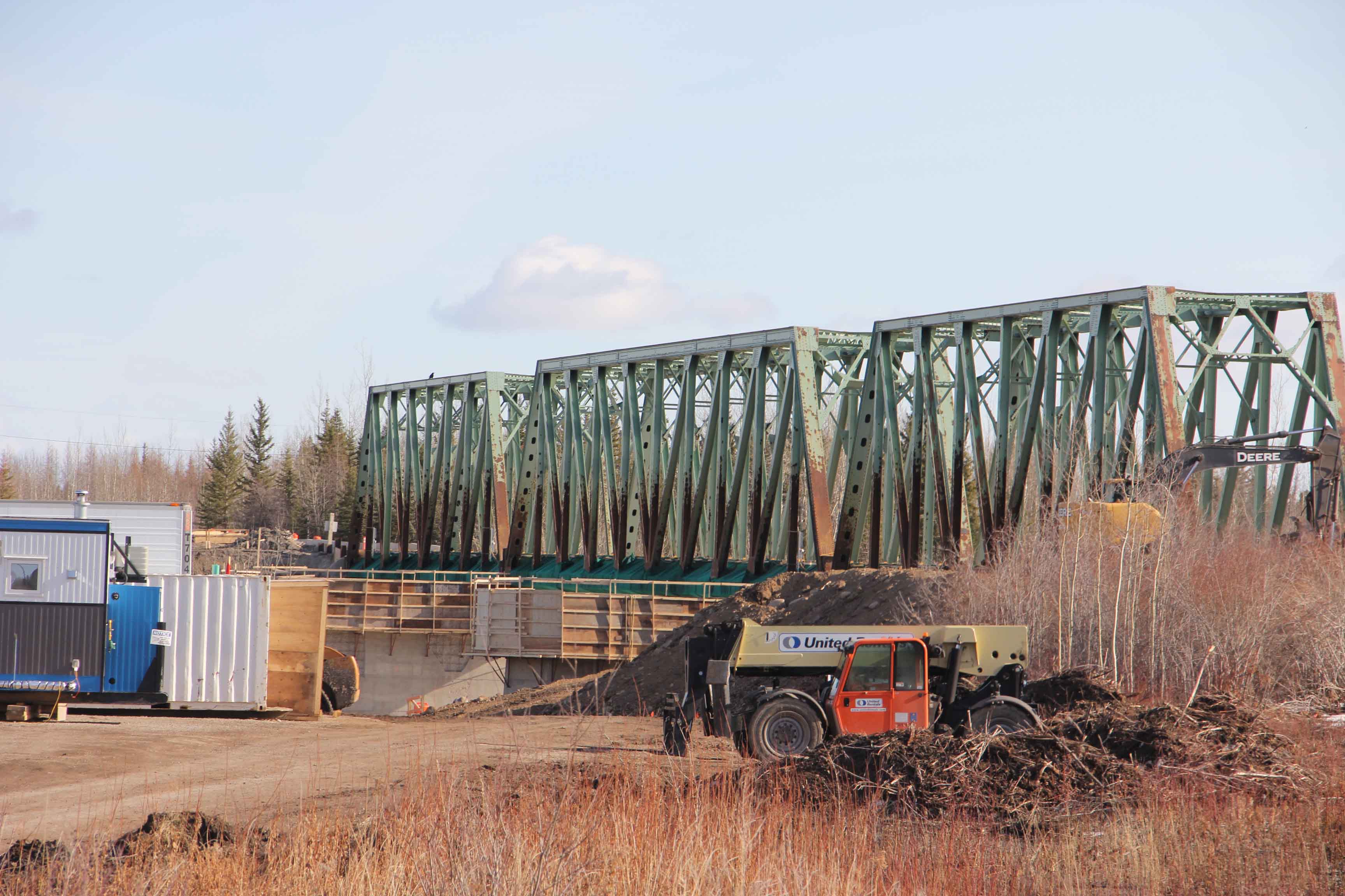 The superstructure of the Pine Point Bridge has been removed in the reconstruction of the span across the Hay River. Traffic is crossing the river on an old railway bridge. Paul Bickford/ºÚÁϳԹÏÍø photo