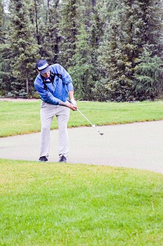 Brad Waugh chips onto the green from the fringe. James McCarthy/窪蹋勛圖厙 photo