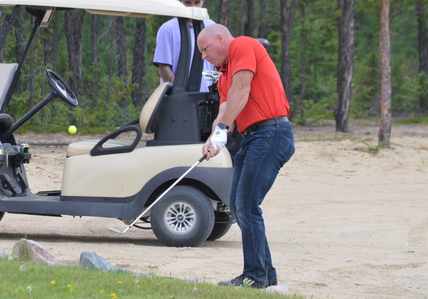 Ron Lafond chips onto the green at the 17 th hole during action in the Golf NT qualifier for the Canadian Men's Amateur Golf Championship at the Yellowknife Golf Club on Saturday. James McCarthy/窪蹋勛圖厙 photo
