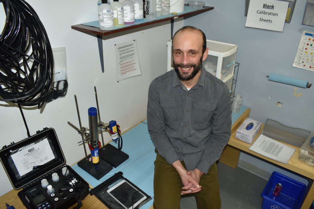 Damien Panayi sits by some of the water quality measurement devices in the laboratory of Golder. Blair McBride/窪蹋勛圖厙 photo