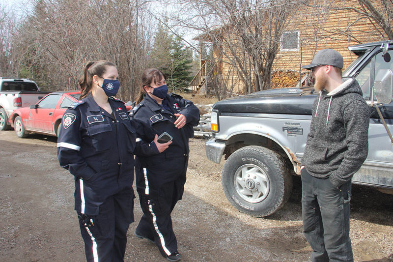                                             On May 7, Firefighters Crystal Potter, left, and Korin Carter advise Old Town resident Bryan Seaton that an evacuation order had been issued by the Town of Hay River because of the threat of potential flooding. Like some other residents of Vale Island, Seaton decided to stay on the island. Paul Bickford/ϳԹ photo                            